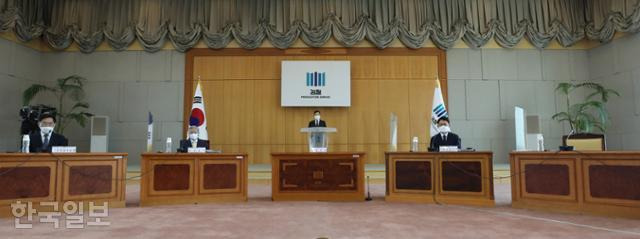 11일 오전 서울 서초구 대검찰청에서 열린 전국 검사장 회의에서 박성진 차장검사, 이정수 서울중앙지검장, 심우정 서울동부지검장이 김오수 검찰총장의 모두발언을 듣고 있다. 서재훈 기자
