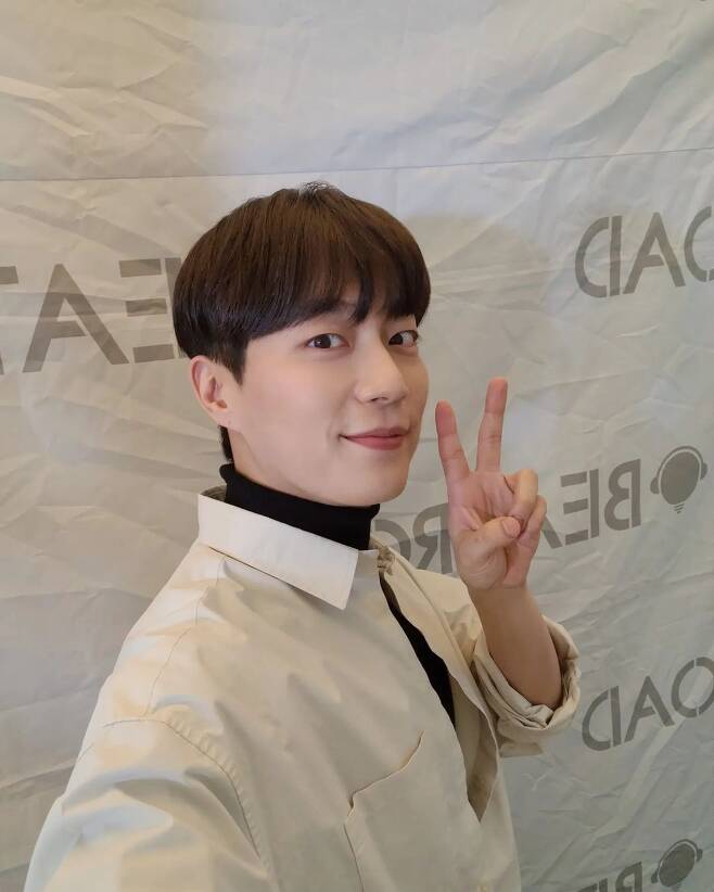 Group highlight member Yoon Doo-joon showed off his warm charm and focused attention on netizens.On the 11th, Yoon Doo-joon said through his personal instagram, Are you all doing well?!I can not believe that it has already been two weeks since the activity ... Everyone has been healthy this week and it is fighting!!!! In the open photo, Yoon Doo-joon is taking a self-portrait, especially his distinctive features and warm-heartedness, which attracted the viewers admiration.The netizens who saw this had various reactions such as handsome, brother fighting and I love you.iMBC  Photo Source Yoon Doo-joon Instagram