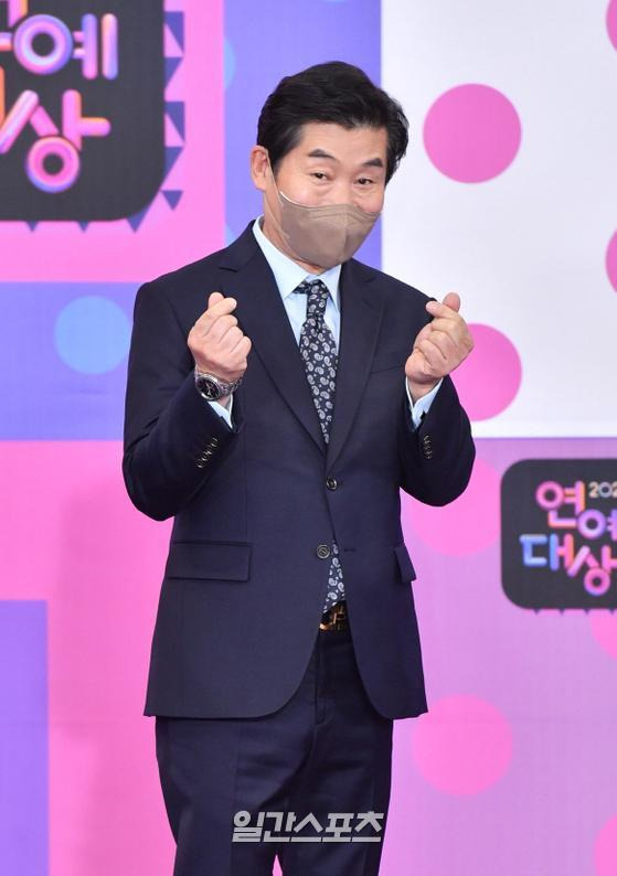 이연복이 25일 오후 서울 여의도 KBS에서 진행되는 ‘2021 KBS 연예대상’에 참석전 레드카펫에 참석하며 포즈를 취하고 있다.  '2021 KBS 연예대상은 한 해 동안 웃음과 감동을 주기 위해 활약한 예능인들의 축제로 25일 KBS에서 생방송으로 진행된다.  사진=KBS제공 2021.12.25