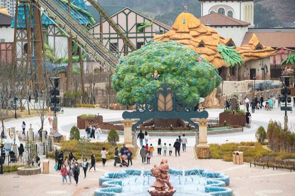 부산 롯데월드 내 토킹 트리로 시민들이 모이고 있다. [사진=뉴시스]