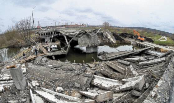 파괴된 우크라이나 이르핀 인근의 교량이 10일 복구 작업 중이다. [EPA=연합뉴스]