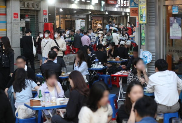11일 오후 서울 을지로 노가리골목이 시민들로 붐비고 있다. 사진=뉴스1