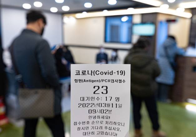 (서울=뉴스1) 이재명 기자 = 지난 3월 11일 서울 시내의 한 이비인후과를 찾은 시민들이 신종 코로나바이러스 감염증(코로나19) 신속항원 검사를 받기 위해 대기하고 있다.