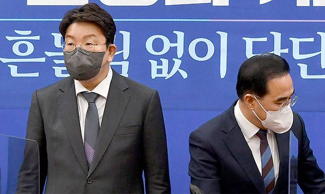 더불어민주당 박홍근 원내대표(오른쪽)가 11일 국회에서 국민의힘 권성동 신임 원내대표의 예방을 받고 기념촬영 뒤 자리에 앉고 있다. 연합뉴스