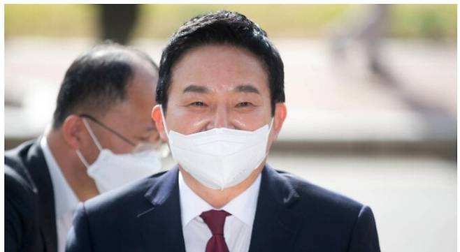 원희룡 국토교통부 장관 후보자가 11일 오전 경기도 과천시 정부과천청사 2동에 마련된 청문회 준비 사무실로 출근하며 취재진 질문에 답하고 있다. 과천=뉴스1