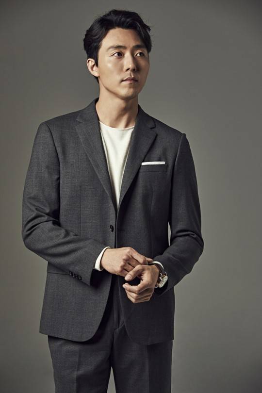 `서른, 아홉`에서 엔터사 대표 김진석 역을 맡은 이무생. 사진ㅣ에일리언컴퍼니