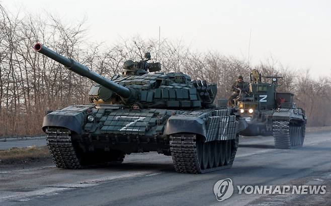 마리우폴 향하는 'Z' 표시 친러 반군 장갑차량 (마리우폴 로이터=연합뉴스) 'Z' 표시를 한 친러시아 반군 탱크와 장갑차량이 28일(현지시간) 우크라이나 남부 항구도시 마리우폴로 이어지는 도로를 달리고 있다. . 2022.3.29 leekm@yna.co.kr