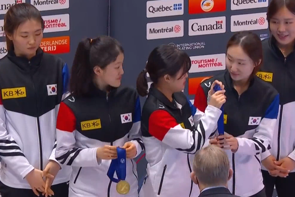 메달 시상식에 나란히 선 쇼트트랙 여자 대표팀, 심석희(가장 왼쪽)가 땅을 바라보고 있다. [사진=SBS 방송화면]