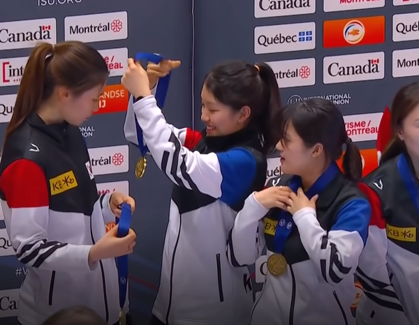 쇼트트랙 대표팀 시상식 중 심석희(좌)에게 금메달을 걸어주는 서휘민 [사진=SBS 방송화면]