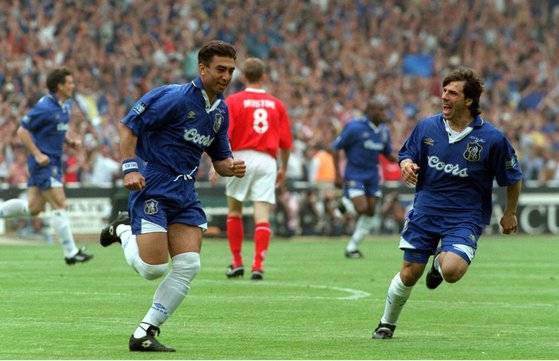 결승전은 2명의 작은 거인인 첼시의 지안프랑코 졸라와 미들즈브러의 주니뉴 파울리스타의 대결로 주목받았다. 선제골을 기록한 첼시의 디 마테오(좌)와 졸라(우)가 기뻐하고 있다. [첼시 구단 홈페이지)]