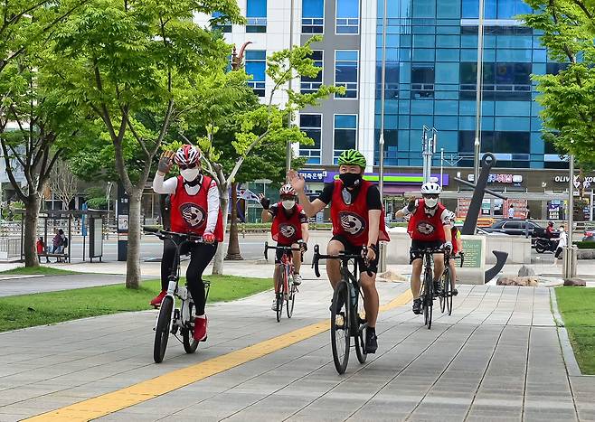 지난해 7월 신임 주부산미국영사로 부임한 데이비드 제(오른쪽) 영사가 자전거로 부산시청 광장에 들어서는 모습. 주부산미국영사관 제공