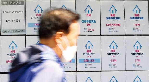 계약갱신청구권 만료 물량이 시장에 나오기 시작하는 오는 8월을 전후해 서울 아파트 전셋값이 급등할 수 있다는 우려가 커지고 있다. 5일 서울 시내 한 부동산중개업소 모습.  연합뉴스