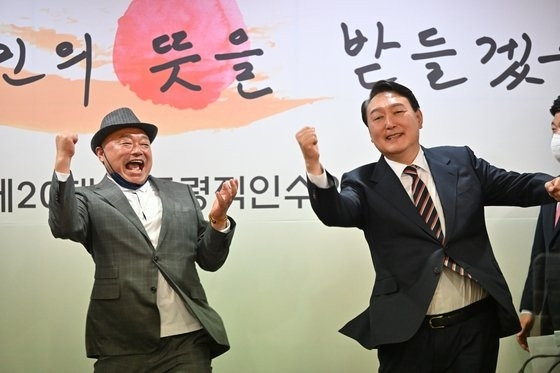 가수 김흥국 측이 지난 9일 윤석열 대통령 당선인과 어퍼컷 세리머니를 하는 사진을 공개했다. / 사진=연합뉴스