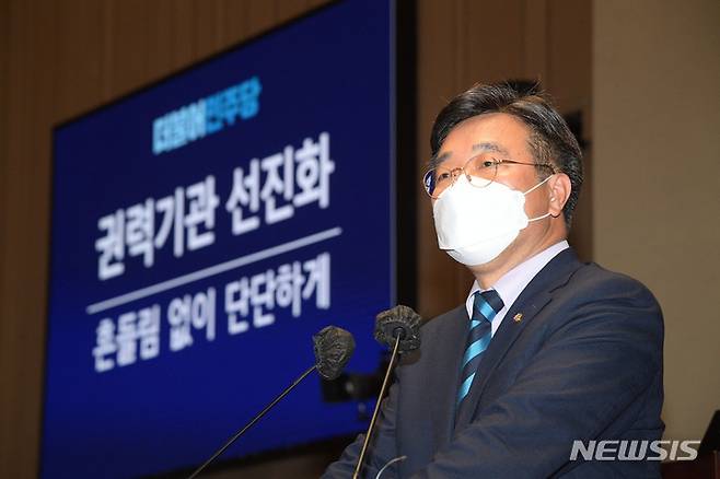 [서울=뉴시스] 최진석 기자 = 12일 오후 서울 여의도 국회에서 열린 더불어민주당 제83차 정책의원총회에서 윤호중 공동비상대책위원장이 발언을 하고 있다. (공동취재사진) 2022.04.12. photo@newsis.com