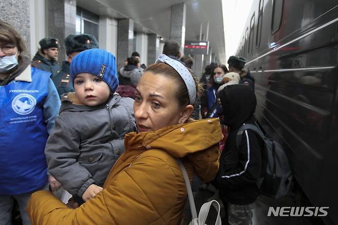 [니즈니 노브고로드(러시아)=AP/뉴시스] 지난 2일(현지시간) 러시아 니즈니 노브고로드 기차역에서 우크라이나 동부 돈바스 피난민들이 기차에서 내리고 있는 모습. 2022.04.13.