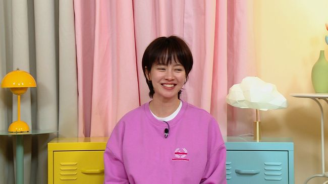 Song Ji-hyo, who has been loved by Kim Jong-kook as an actor and entertainer in the Problem Child in House, which has newly joined MC, will start shooting support.KBS2 entertainment program Problem Child in House, which will be broadcast at 8:30 pm on Wednesday 20th, is said to have joined Kim Jong-kook as a new MC as a quiz program that Song Eun-yi, Kim Sook, Jeong Hyeong-don and Min Kyung-hoon solve common sense problems.As a first guest, actor Song Ji-hyo is shooting support and the interest of viewers is getting more and more amplified.In particular, Song Ji-hyo, who showed the strongest ace brother and sister Kemi in Kim Jong-kook and Running Man, is going to support Kim Jong-kook, who is the top model on the first talk show MC, and is expected to make a new Kemi by showing off his limited loyalty in Problem Child in HouseKim Jong-kook, who was the top model on the first talk show MC, and Song Ji-hyo, who was in support shooting, can be seen at KBS2 Problem Child in House at 8:30 pm on the 20th.