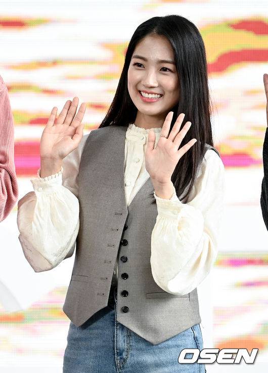 [OSEN=부산, 김성락 기자] 8일 오후 부산 영화의전당 야외극장에서 제26회 부산국제영화제 초청된 영화 ‘불도저에 탄 소녀’ 무대인사가 진행됐다.배우 김혜윤이 기념촬영을 하고 있다. 2021.10.08 /ksl0919@osen.co.kr