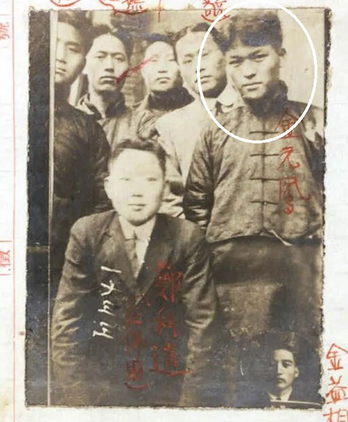 의열단 초기 단원들 사진. 맨 오른쪽이 김원봉 (출처=국사편찬위원회