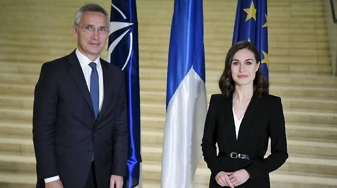 산나 마린 핀란드 총리(오른쪽)가 최근 옌스 스톨텐베르크 나토 사무총장과 함께한 모습. 마린 총리 SNS 캡처