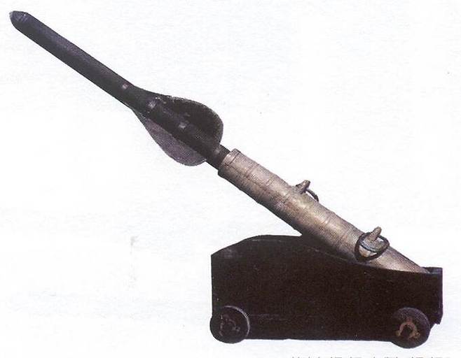 채연석 전 한국항공우주연구원장이 복원한 조선시대 화약무기&nbsp;‘장군화통’의 모습. 필자&nbsp;제공