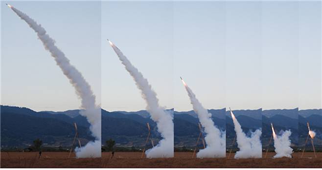 채연석 전 한국항공우주연구원장이 복원한 조선시대 화약무기&nbsp;‘대신기전’의 발사 실험 모습. 필자 제공