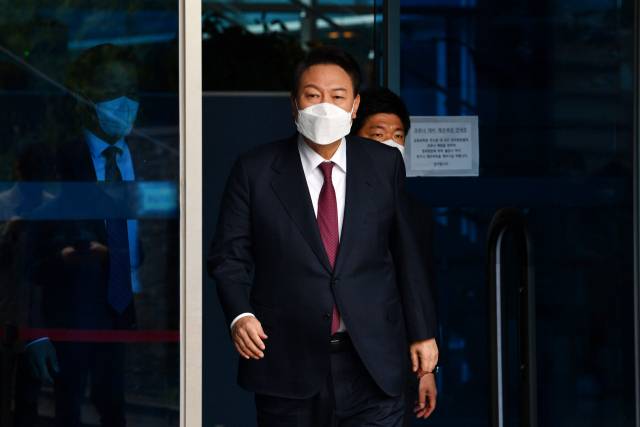 윤석열 대통령 당선인이 13일 오전 외부 일정을 위해 서울 종로구 통의동 대통령직인수위원회 사무실을 나서고 있다. 연합뉴스