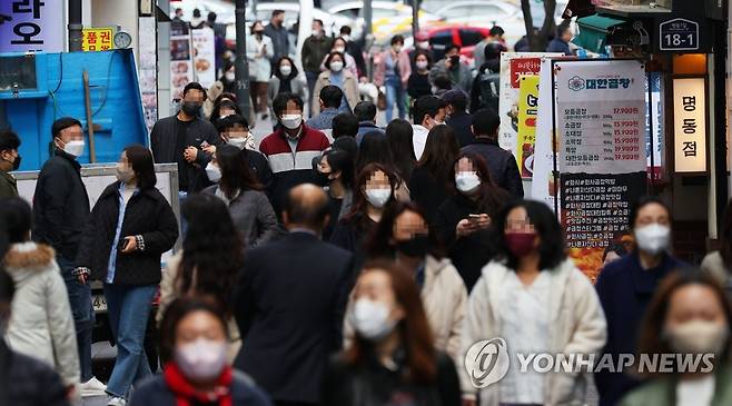 정부, 모임·영업 거리두기 완전해제 검토…야외마스크도 일부만 [연합뉴스 자료사진]