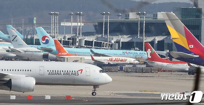 인천국제공항 주기장에 저비용항공사(LCC) 여객기를 비롯한 각 항공사 비행기들이 서 있는 모습. 2022.1.18/뉴스1 © News1 임세영 기자