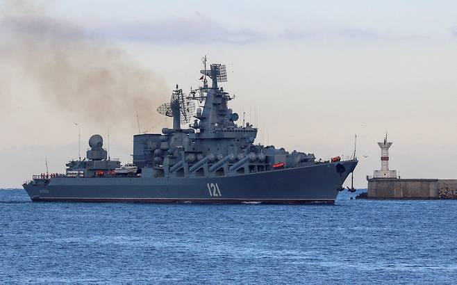 러시아 흑해 함대의 기함인 미사일 순양함 모스크바함. 지난 2021년 11월 16일, 흑해에서 나토 전함을 추적하는 작전을 마치고 크림반도의 세바스토폴 항구로 돌아가고 있다./로이터 연합뉴스