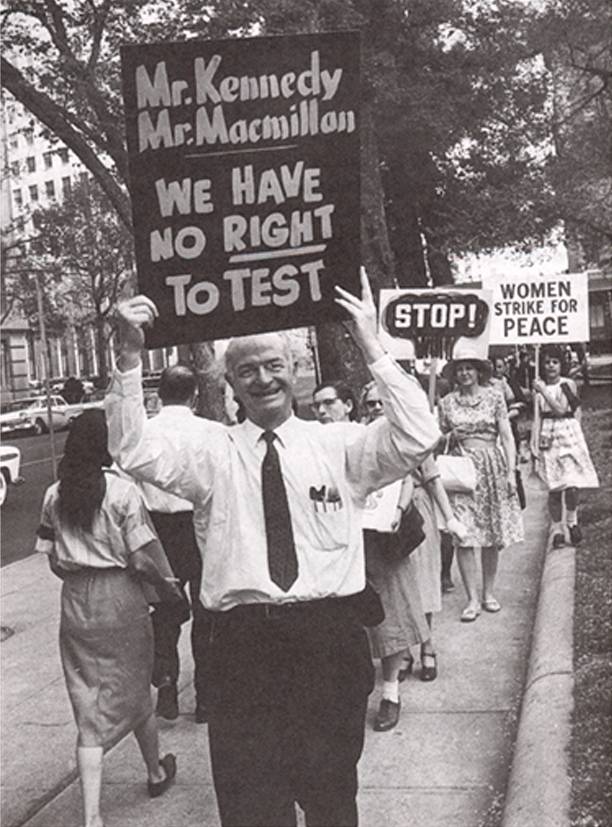 반핵 운동에 앞장선 운동가로 변신한 폴링. 케미컬 에듀케이터 제공