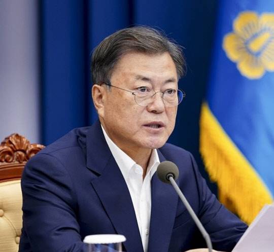 문재인 대통령이 지난 11일 오후 청와대 여민관에서 수석·보좌관회의를 주재하고 있다. <연합뉴스>