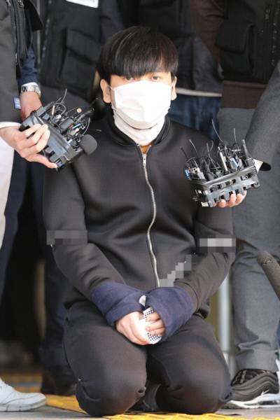 서울 노원구 아파트에서 ‘세 모녀’를 살해한 혐의를 받는 김태현이 지난해 4월 서울 도봉경찰서에서 나와 무릎을 꿇고 있다. 연합뉴스