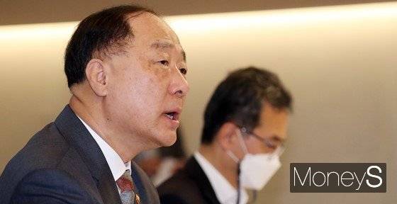 홍남기 경제부총리 겸 기획재정부 장관이 지난 13일 정부서울청사에서 제41차 부동산시장 점검 관계장관회의를 열고 “노력에도 불구 결과적으로 부동산시장 안정으로 연결하지 못한 점에 대해서는 다시 한 번 송구하게 생각한다”고 말했다. /사진=장동규 기자