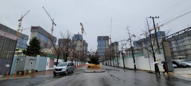 서울 강동구 둔촌동 ‘둔촌주공아파트 재건축 사업’(올림픽파크포레온) 공사 현장. 이덕연 기자