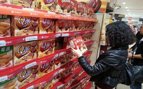 중국 현지 마트 초코파이 전용매장에서 현지인이 제품을 살펴보고 있다.ⓒ오리온
