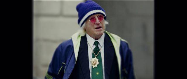 지미 새빌은 말년에도 세련된 옷차림으로 대중의 관심과 사랑을 받았다. 넷플릭스 제공