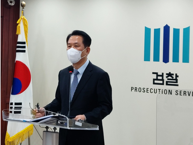 노정환 대전지검장이 15일 대전지검 청사에서 기자회견을 갖고 이른바 '검찰 수사권 완전박탈(검수완박) 법안'과 관련한 입장을 밝히고 있다. 최두선 기자