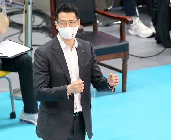 지난 3일 KB손해보험과의 남자부 플레이오프 경기에서 한국전력 선수들의 득점에 기뻐하는 장병철 감독. [연합뉴스]