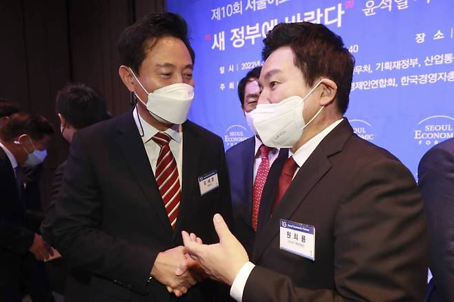 원희룡 대통령직 인수위 기획위원장(오른쪽)과 오세훈 서울시장이 14일 오전 서울 여의도 페어몬트호텔에서 열린 "새 정부에 바란다" 윤석열 시대, 국가 대전환과 혁신비전 전략 '제10회 서울이코노믹포럼'을 앞두고 인사를 나누고 있다. /사진제공=뉴스1