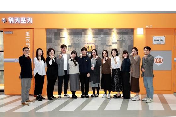 신은희 위키포키 대표(사진 왼쪽 3번째)와 임직원들이 비대면으로 열린 '2022 이노베이션 컴퍼니'의 서비스혁신대상을 수상하고 기념촬영 중이다/사진제공=위키포키