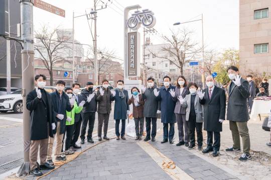 지난해 12월 16일 강동구 천호동에서 개최된 천호 자전거 테마거리 준공식.