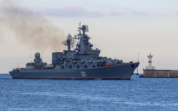 지난해 11월 16일(현지시간) 흑해상에서 나토(NATO) 군함을 추적하던 러시아 해군 순양함 모스크바호가 크름반도 세바스토폴 항구로 복귀하고 있다./로이터 연합뉴스