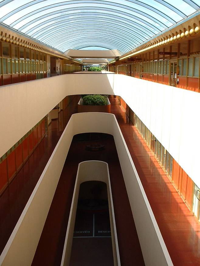 미국 캘리포니아주 산라파엘에 위치한 마린 카운티 시빅 센터. 미국 건축가 프랭크 로이드 라이트의 유작이며, 영화 '가타카'의 배경으로 쓰였다. /위키미디어 커먼스