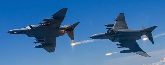 F-4 팬텀 II. 당시 맥나마라 미 국방장관의 기종 공통화 지시에 따라 미 공군도 미 해군으로부터 몇 대의 기체를 빌려서 근접공중지원(CAS), 요격(interception), 제공권 확보 등의 부문에서 팬텀을 평가했고 1962년 미 공군용 F-4C를 승인했다. F-4C는 처녀비행을 1963년 5월 27일에 했고, 양산기 인도(production deliveries)를 1963년 11월부터 시작했다. 사진=대한민국 공군