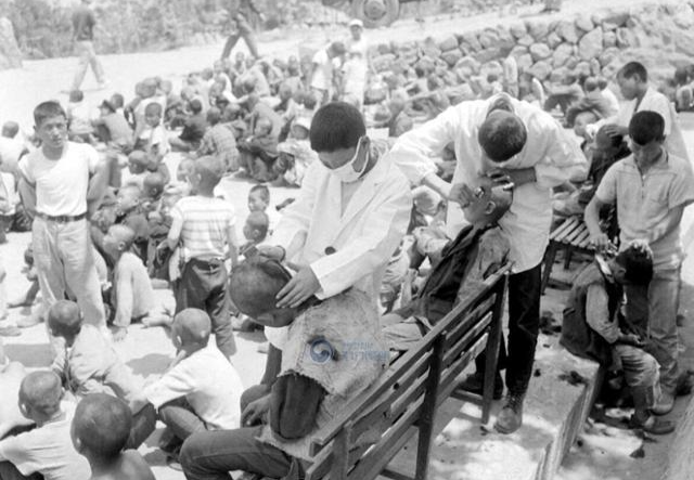 아동보호소 입소 전 아동들을 삭발하는 모습. 공동생활에서의 위생문제 방지 목적이다. 국가기록원 제공