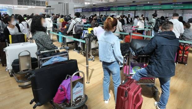 14일 오후 인천국제공항 제1터미널에서 여행객들이 출국수속을 기다리고 있다. 사진=뉴스1