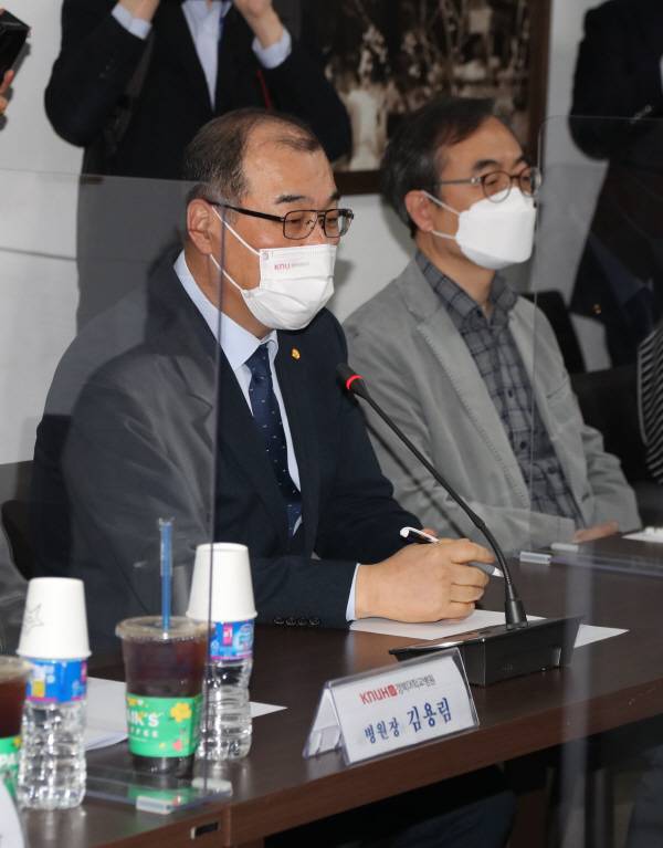 국회 복건복지위와 교육위 소속 더불어민주당 국회의원들이 15일 오전 대구 중구 경북대학교 병원을 찾아 정호영 보건복지부 장관 후보자의 자녀 입시의혹을 검증할 자료를 학교 측에 요구하는 자리에서 홍원화 경북대학교 총장이 인사말을 하고 있다. 연합뉴스