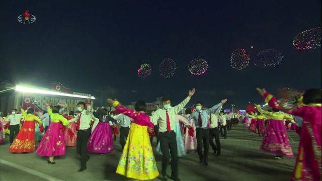 춤추는 북한 학생들 머리 위로 불꽃놀이가 펼쳐지고 있다. 조선중앙TV 화면