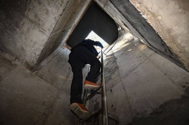 이태구 교수가 지난달 28일 충북 제천 의림지 인근 야산에 본인이 설치한 모형 방공호에서 비상 탈출 방법을 직접 보여주고 있다. 제천=이한결 기자