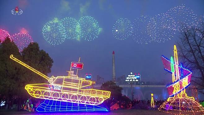 [서울=뉴시스] 북한이 15일 평양 대동강에서 김일성 생일(태양절) 110주년 경축행사를 연 모습을 조선중앙TV가 보도했다. (사진=조선중앙TV 캡처) 2022.04.15. photo@newsis.com *재판매 및 DB 금지